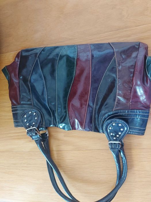 Mala de ombro azul marinha em verniz