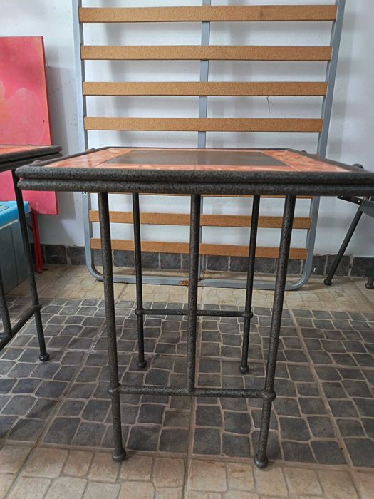 Cama de casal em ferro, c/ cabeceira em vime, c/ estrado e 2 cabeceira