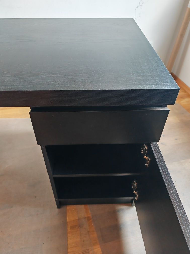 Czarne biurko Ikea Malm