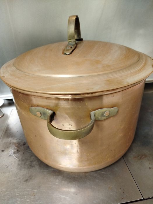 Vendo panela de cobre com 24 cm de altura e 36 cm de largura