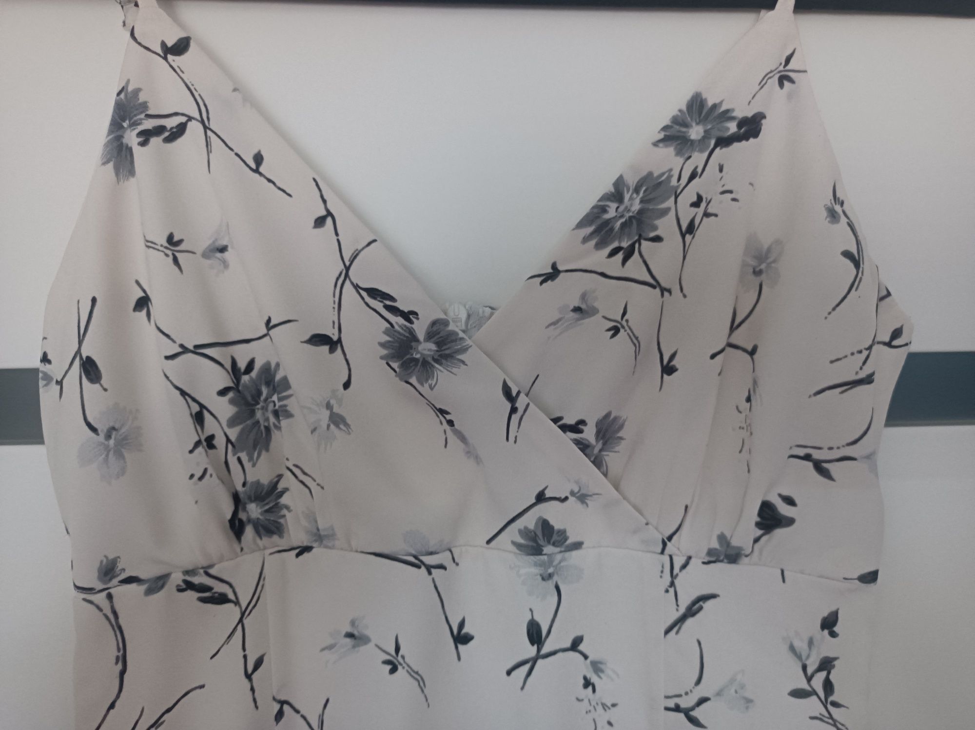 Śliczna sukienka, podszewka, kwiatki Missguided