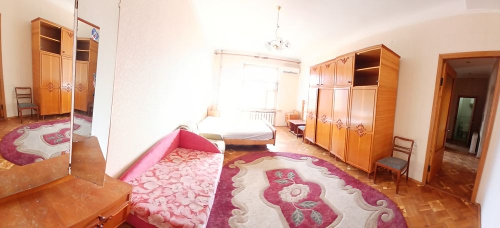 Сдам большую квартиру у метро.