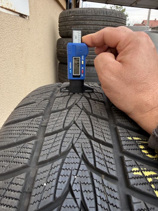 Зимова резина 235/50R20