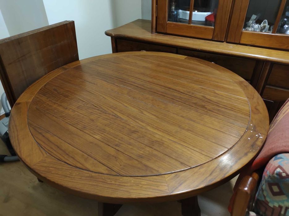Louceiro em pinho, armário de suporte, mesa de sala jantar e cadeiras.