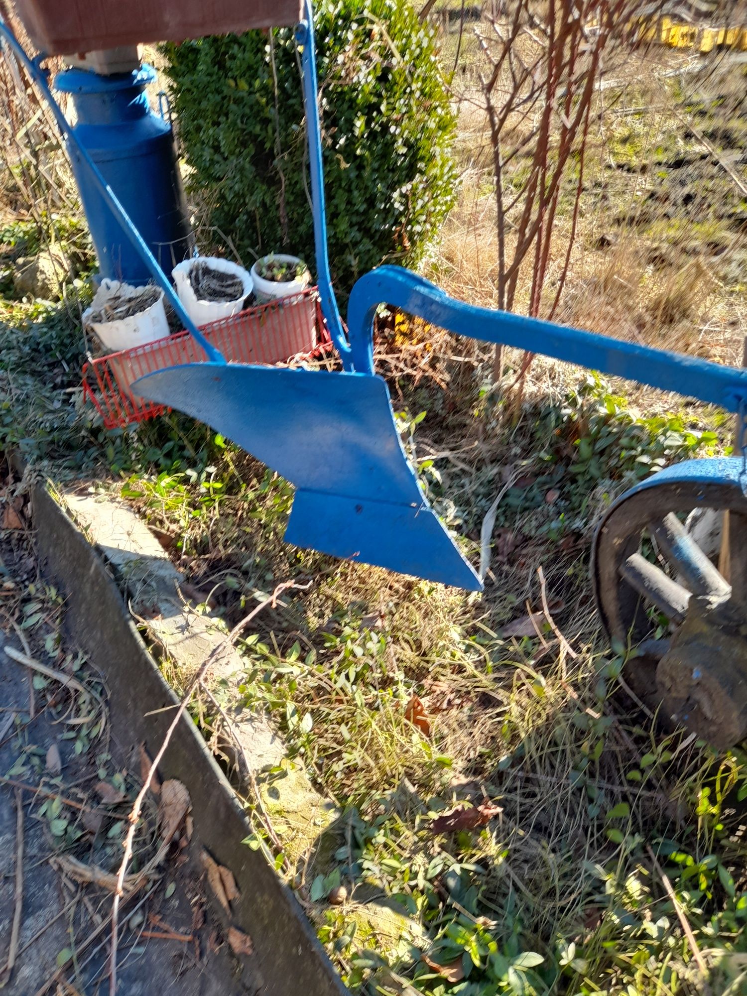 Dekoracje  ogrodu plug z kołem  kwietnik