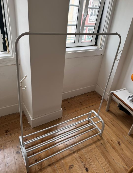 2 araras IKEA (uma com sapateira) - bom estado