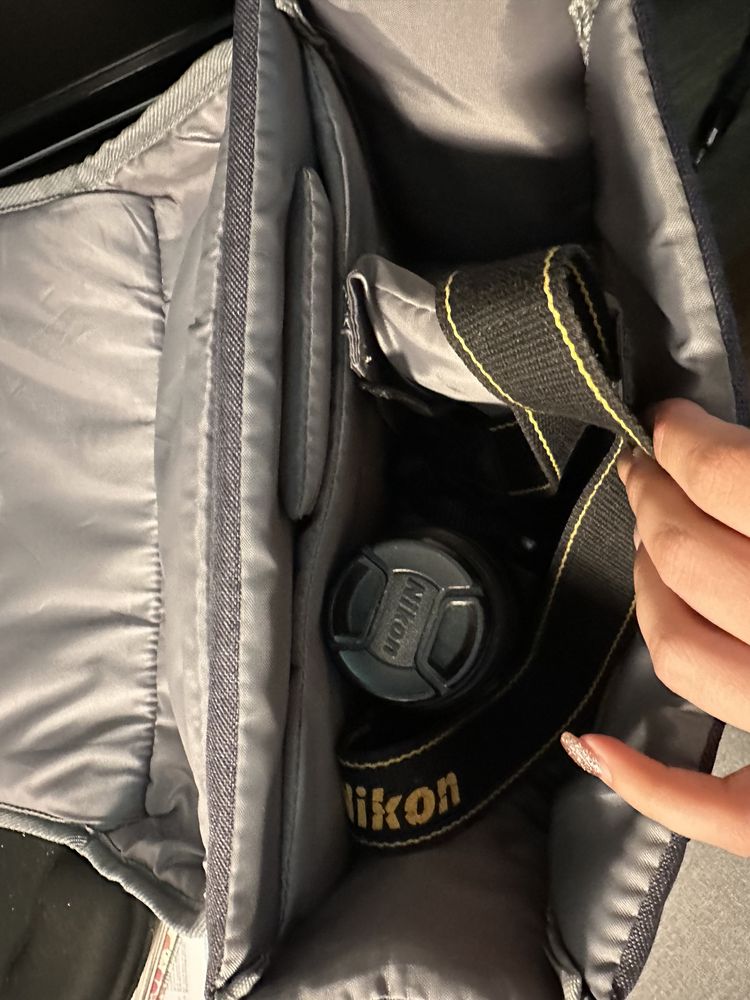 Câmera Nikon D3000 com lente 18-55mm + Bolsa