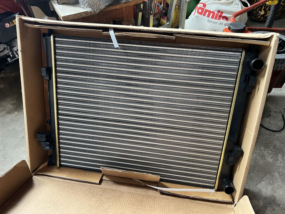 Радіатор охолодження двигуна на 1.9 Trafic/Vivaro/Primastar