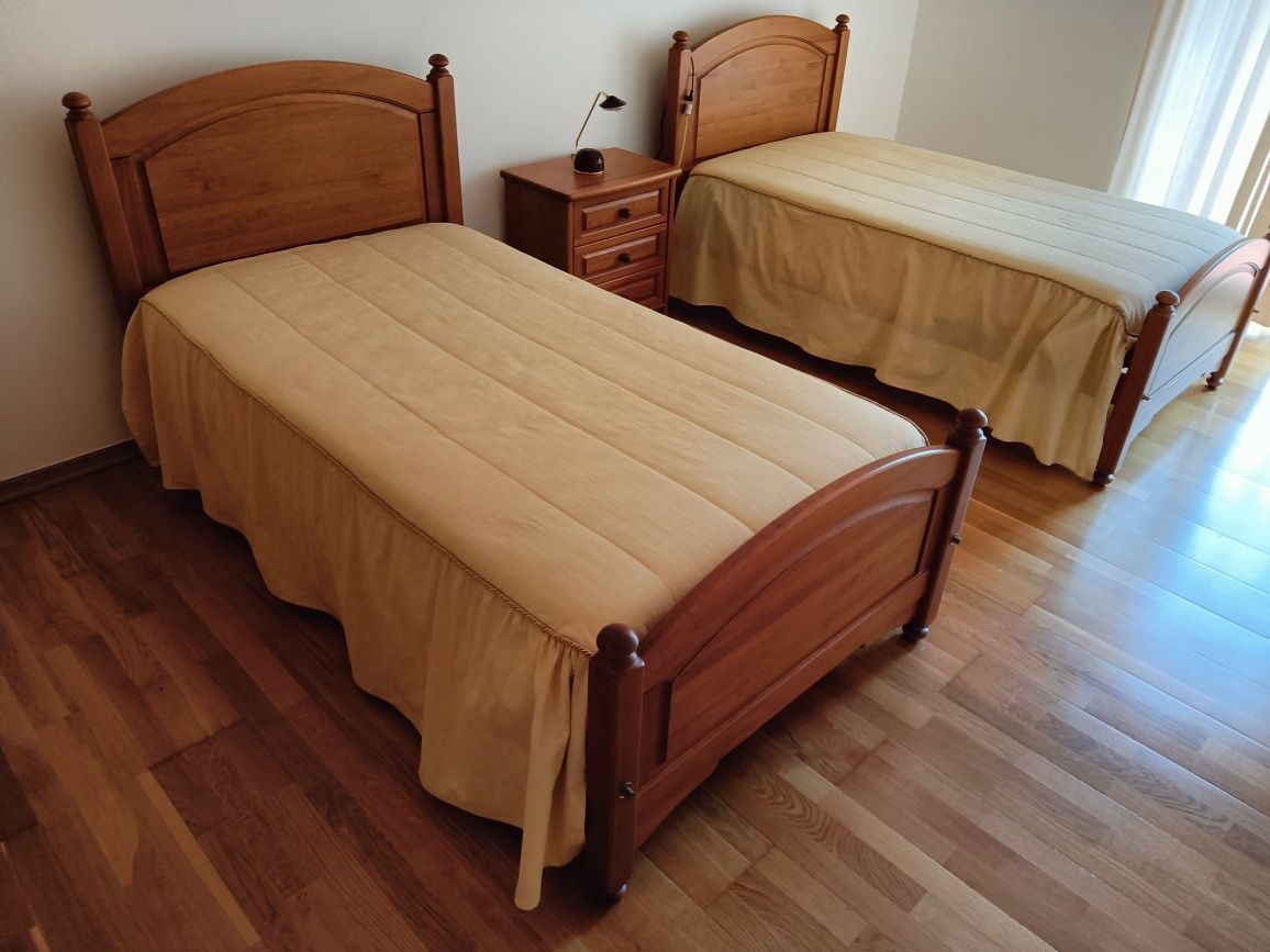2 camas, colchões e mesa de cabeceira