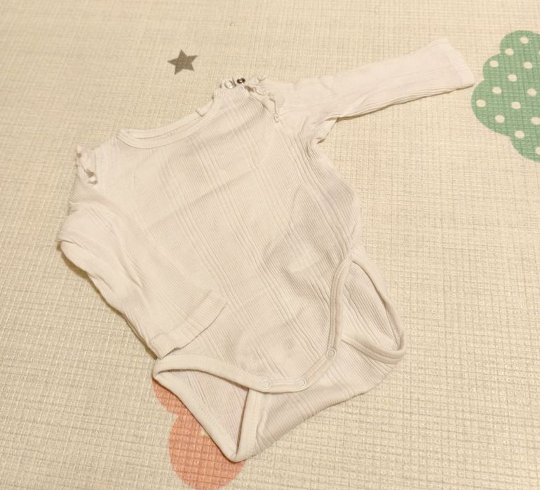 Białe body na długi rękaw prążkowane, rozmiar 74