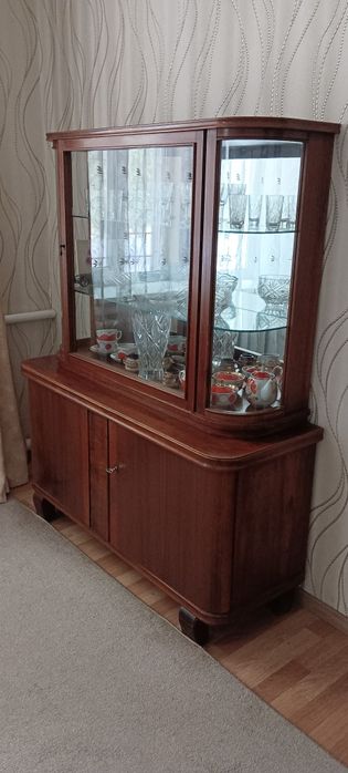 Продам  винтажную горку  для гостинной