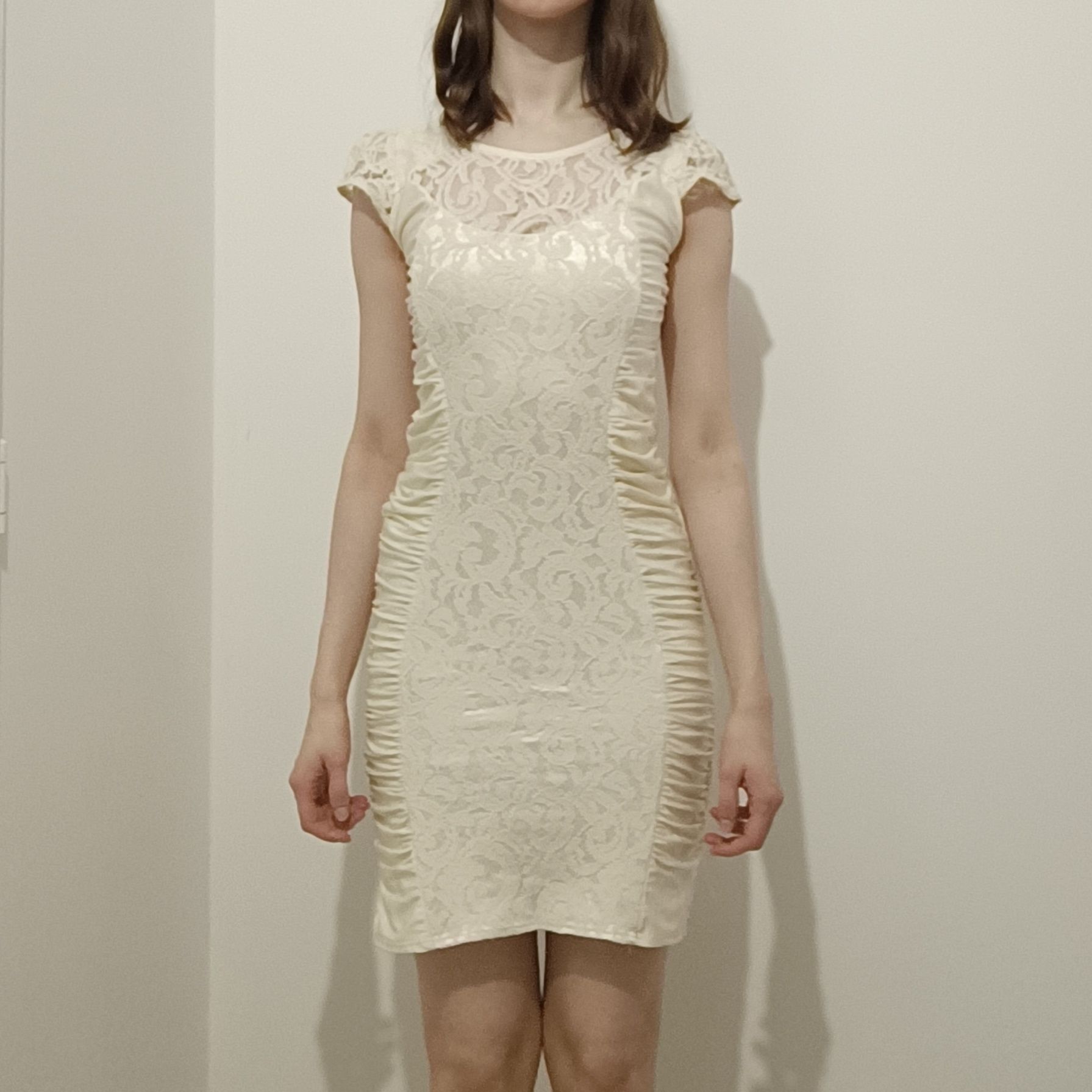Вінтажна сукня біла обтягуюча на плечах біле мереживо
