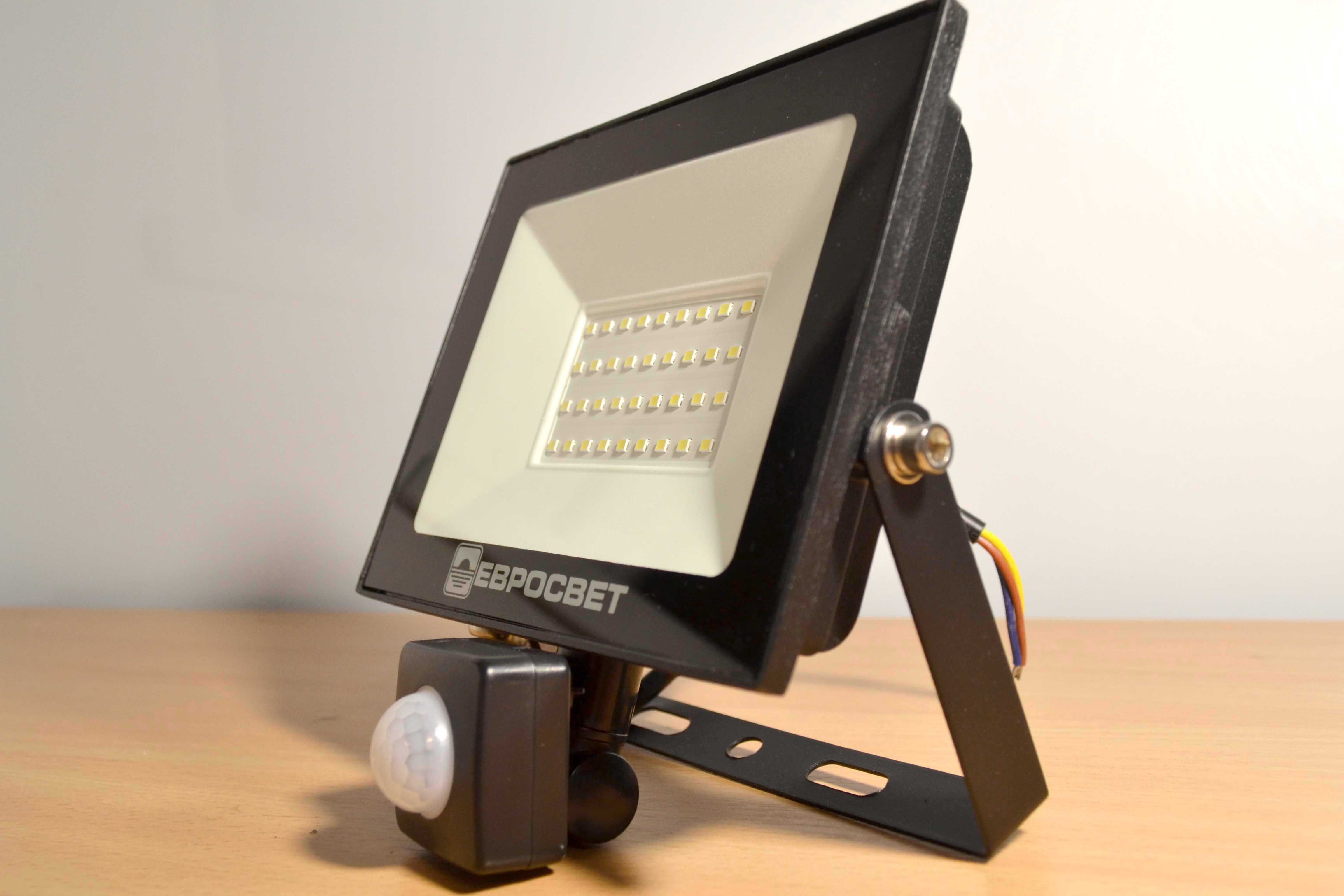 Яркий светодиодный прожектор с датчиком движения для дома дачи склада