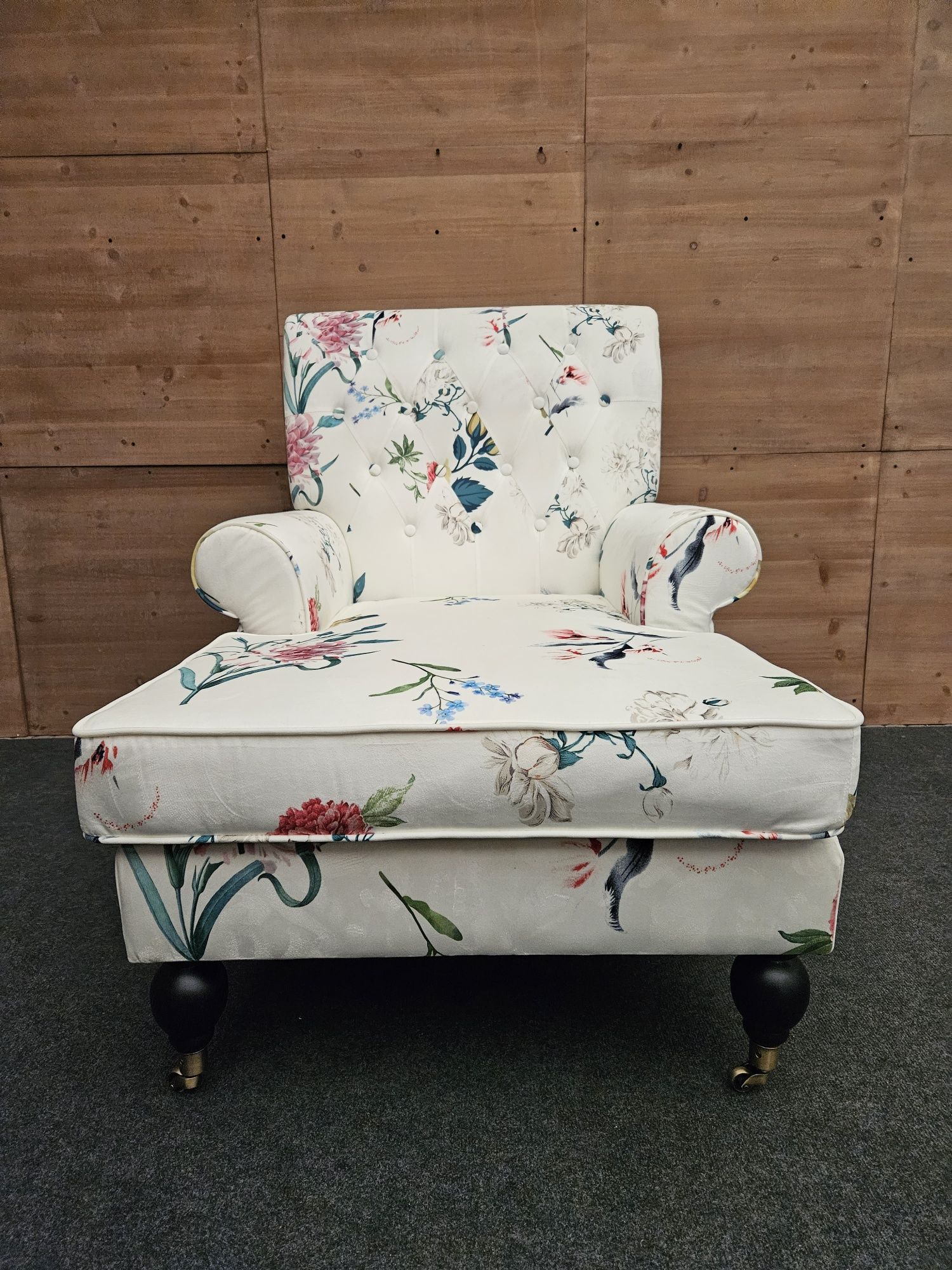 Wydłużony fotel szezlong z motywami kwiatów