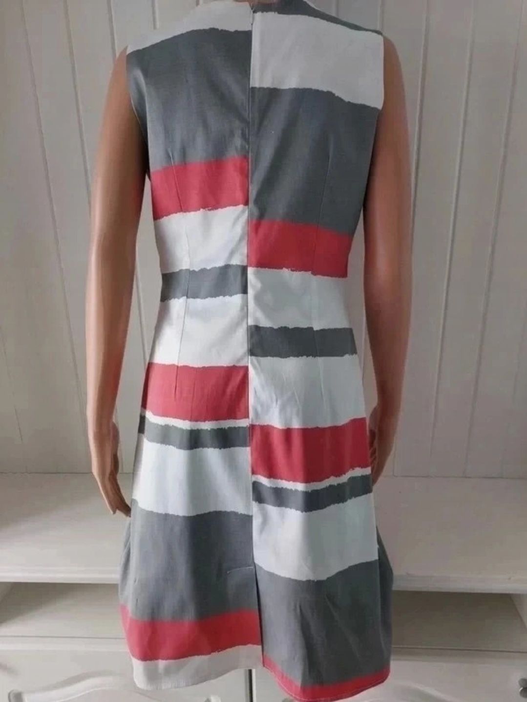 Kolorowa sukienka dopasowana bawełniana malinowy szary biały M 38