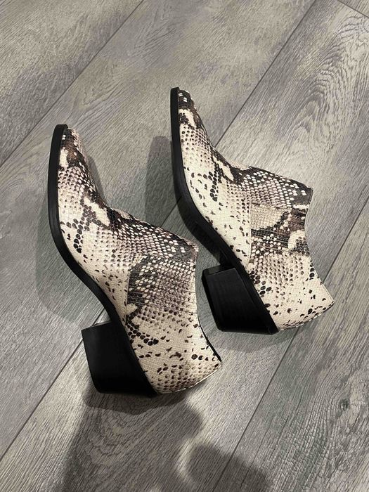 Продам женские ботинки козаки