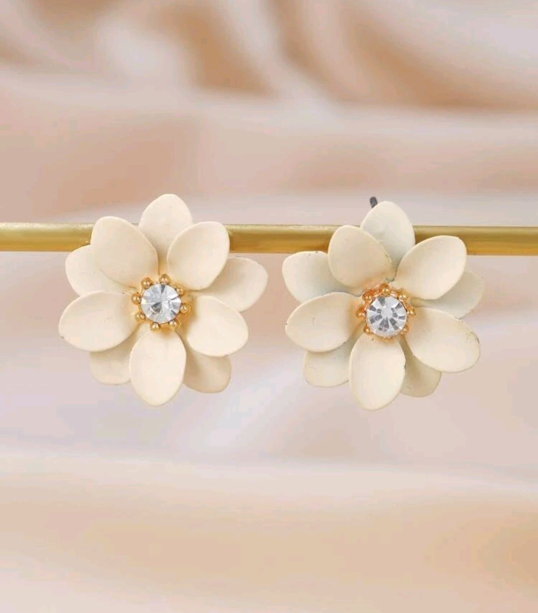 Kolczyki sztyfty kwiaty beżowe z kryształkiem