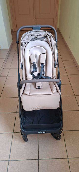 nowa,elegancka spacerówka marki KidduKids model Zeta w kolorze beżowym