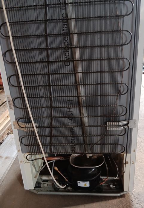 Холодильник СНАЙГЄ морозильна камера морозит а верх ні. Потребує ремон