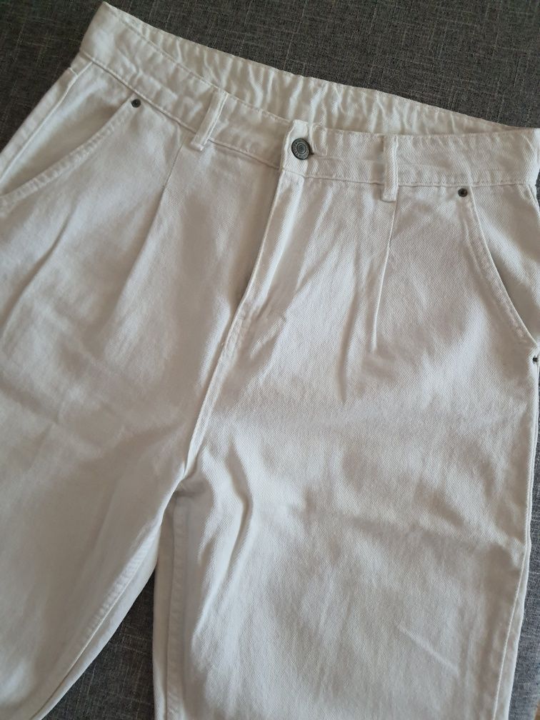 Продаж білих джинсів.