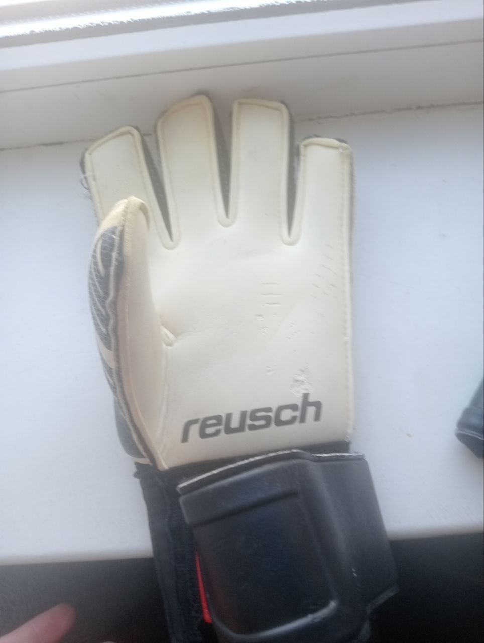 Продаю вратарские перчатки reusch 200 грн