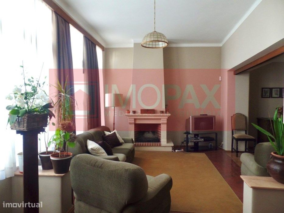 BEJA / Prédio Zona Histórica / Quintal / Garagem