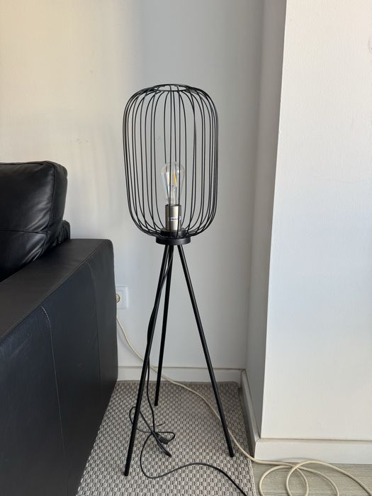 Candeeiro de chão preto