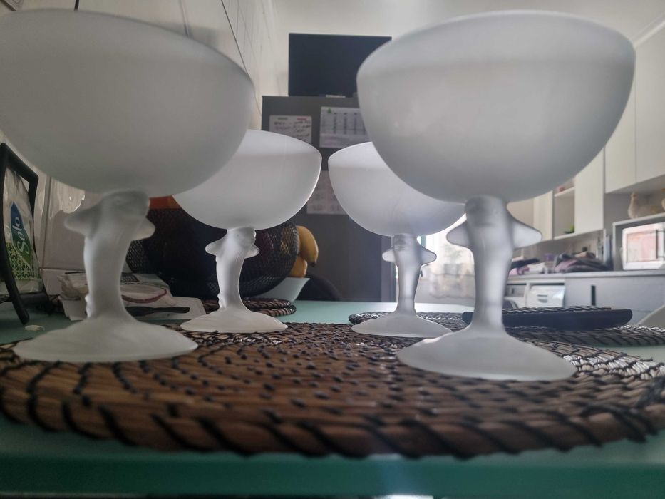 Vintage  4 taças com haste de formato golfinho em vidro fosco,