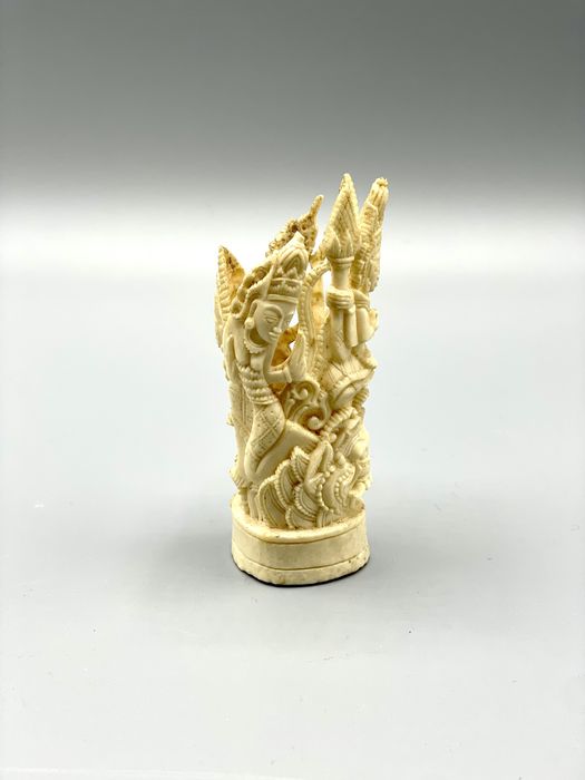 Escultura tailandesa em osso com dragao e deuses, oriental