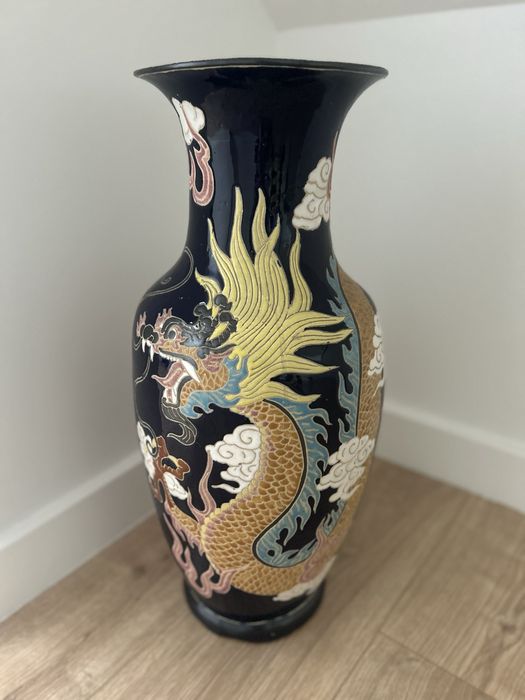 Wazon z motywem smoków