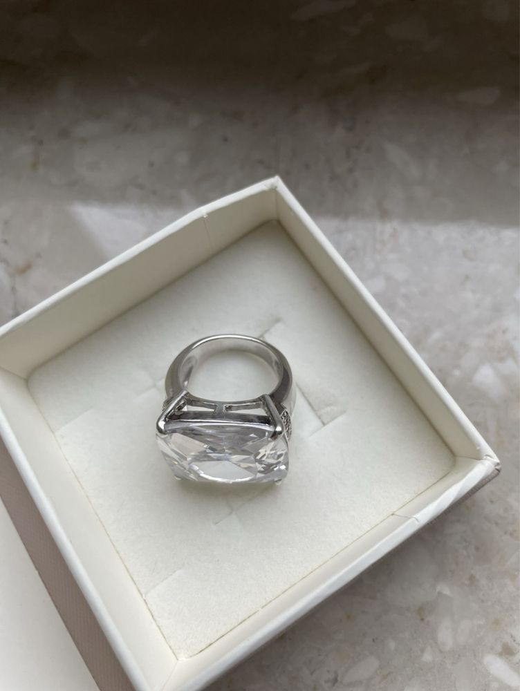 Srebrny pierścionek z dużym kamieniem i cyrkoniami
