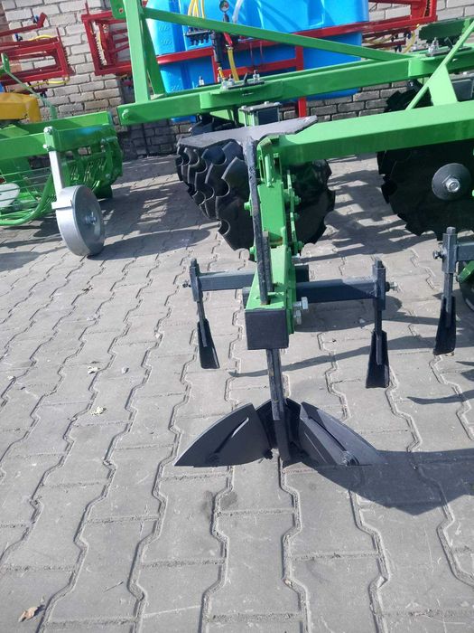 Культиватор міжрядний междурядный окучник 3 секції Bomet