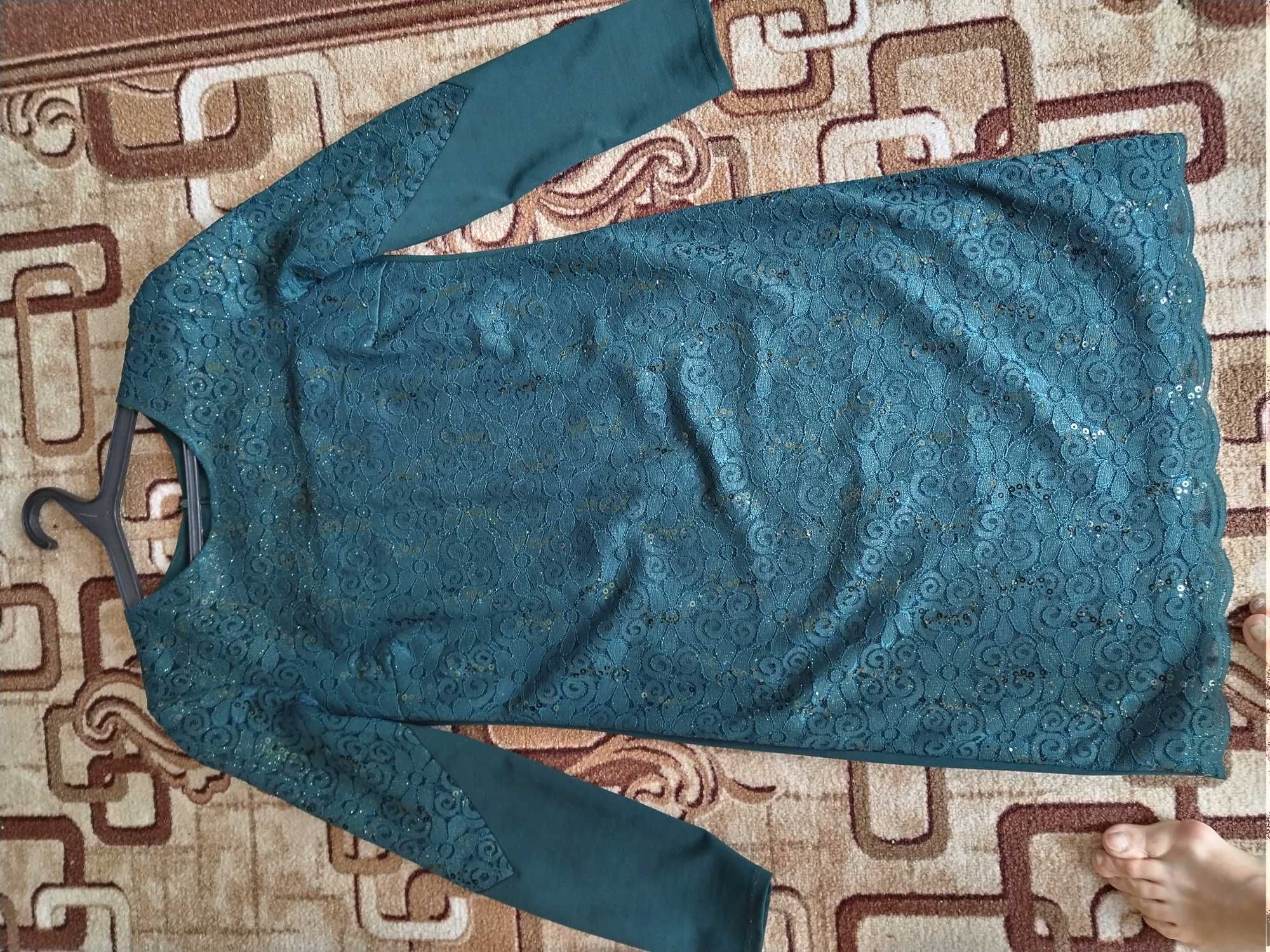 Сукня смарагдового кольору