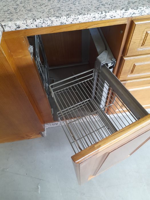 Cozinha em madeira de castanho nova