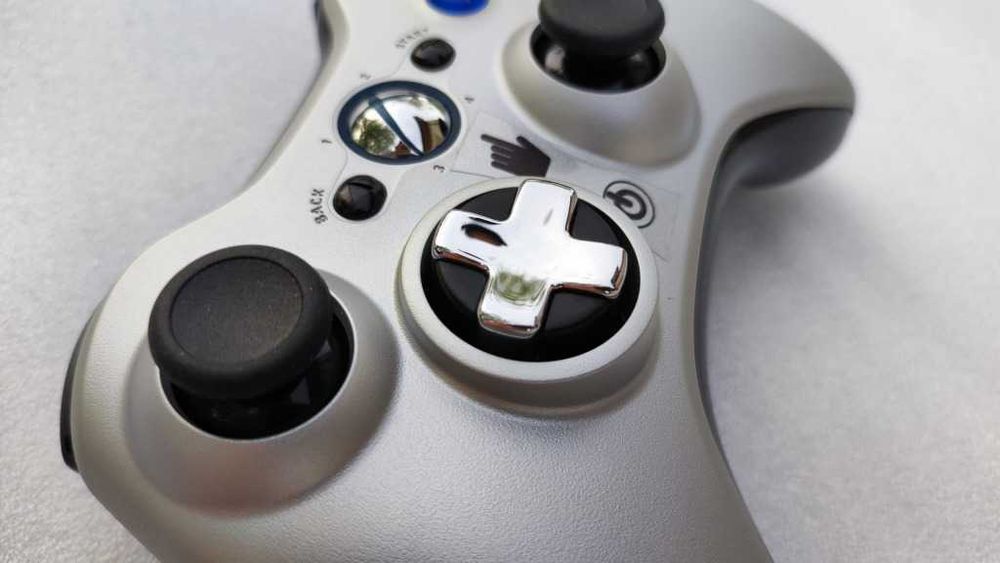 Pad Bezprzewodowy Xbox 360 Srebrny Obracany Krzyżak JAK NOWY Microsoft