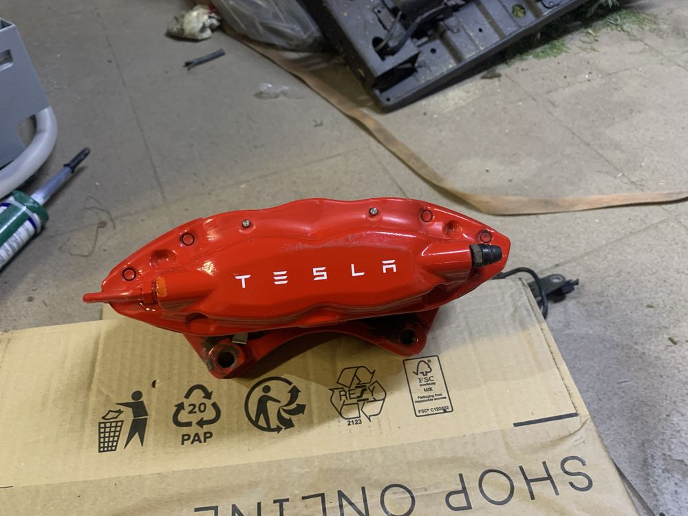 Zacisk hamulcowy Tesla S