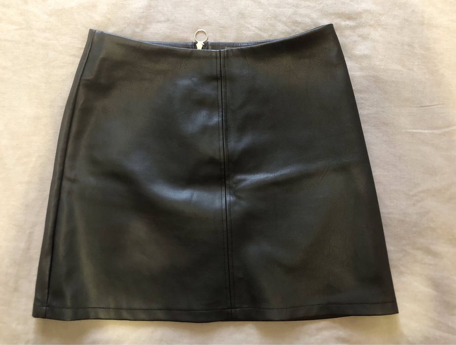 Коротка шкіряна спідниця