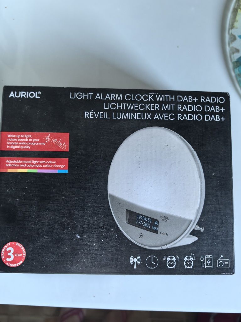 Budzik z radiem i lampką *