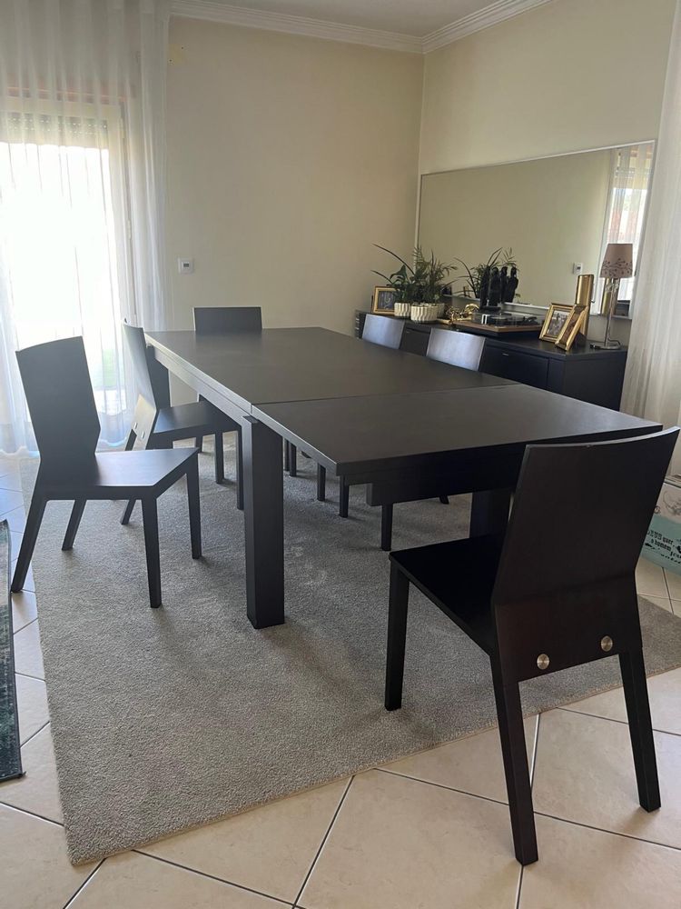 Mesa de sala de jantar com cadeiras