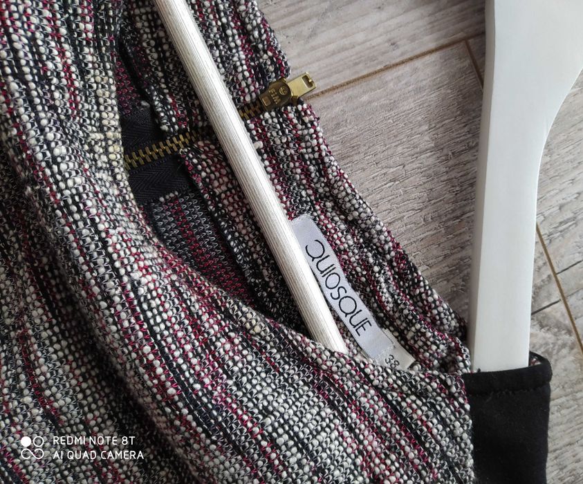 Sukienka z akcentami burgundu r.38