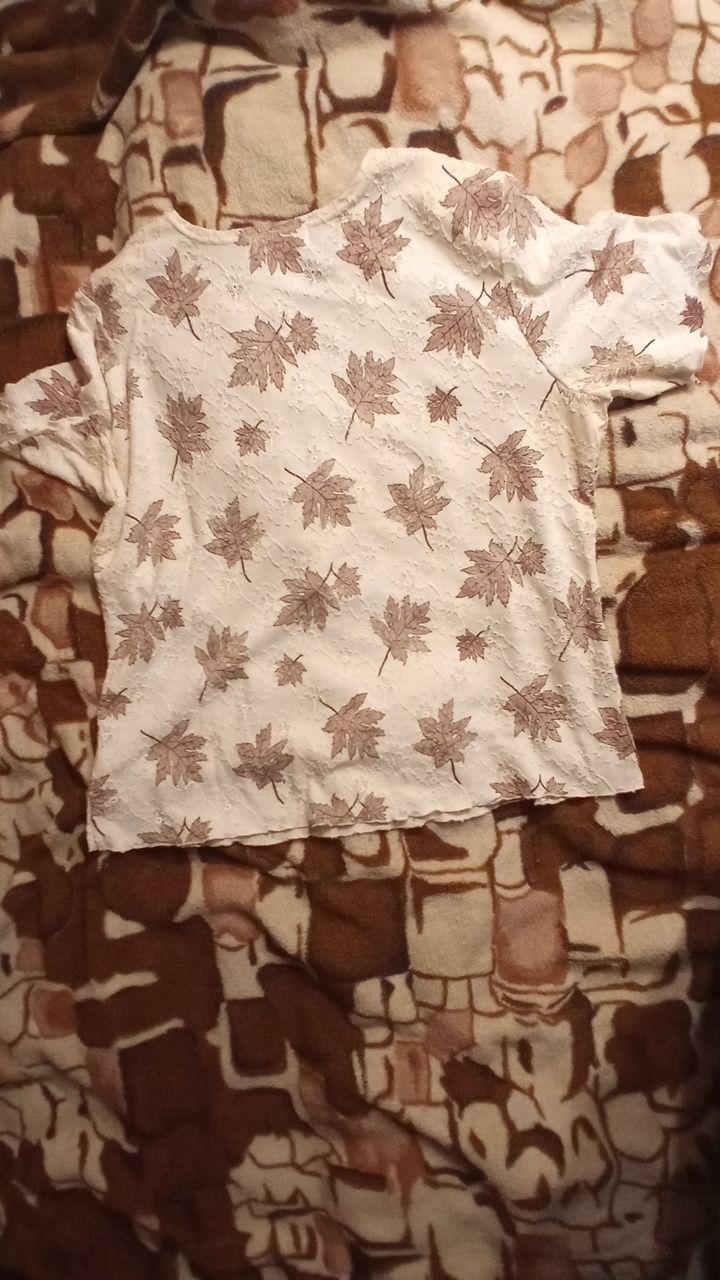 Beżowo biała bluzeczka w brązowe liście