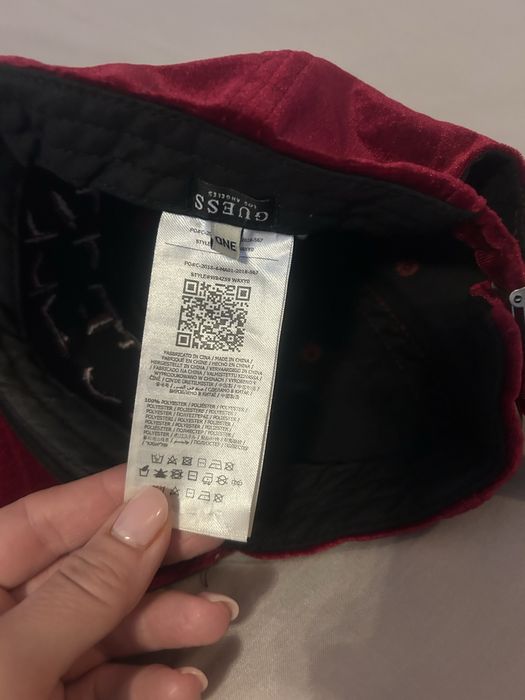 Czapka z daszkiem Guess bordowa