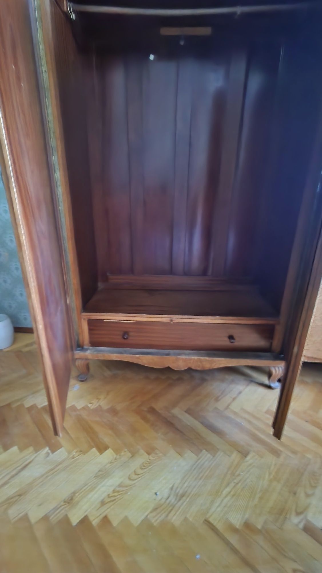 Меблі для спальні старовинні з натурального дерева