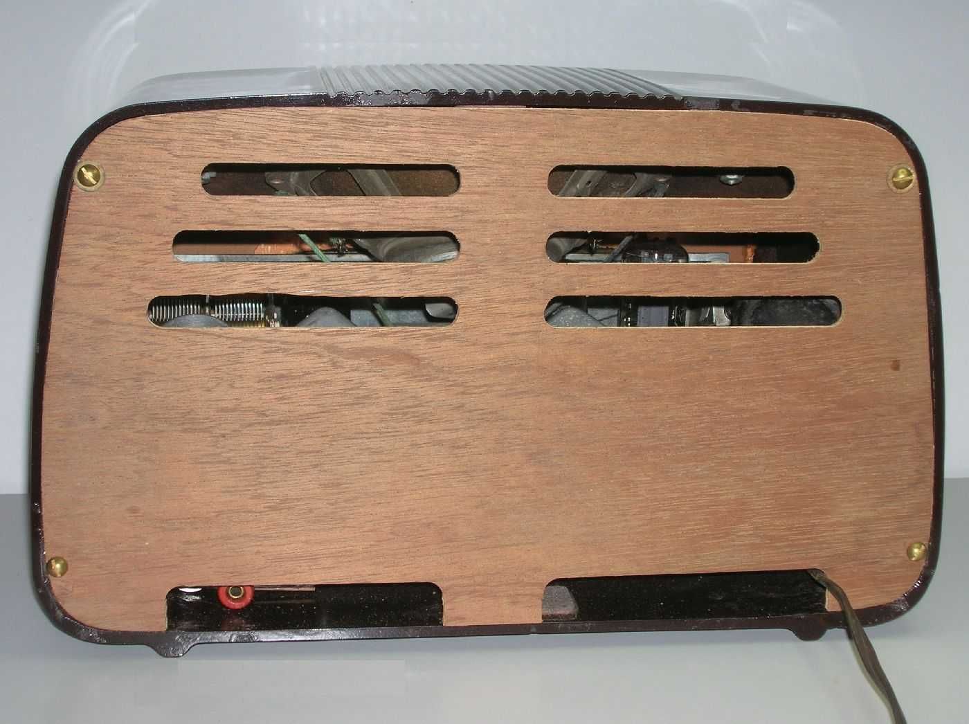 Rádio antigo (1949) a válvulas General Electric mod. X257, restaurado.