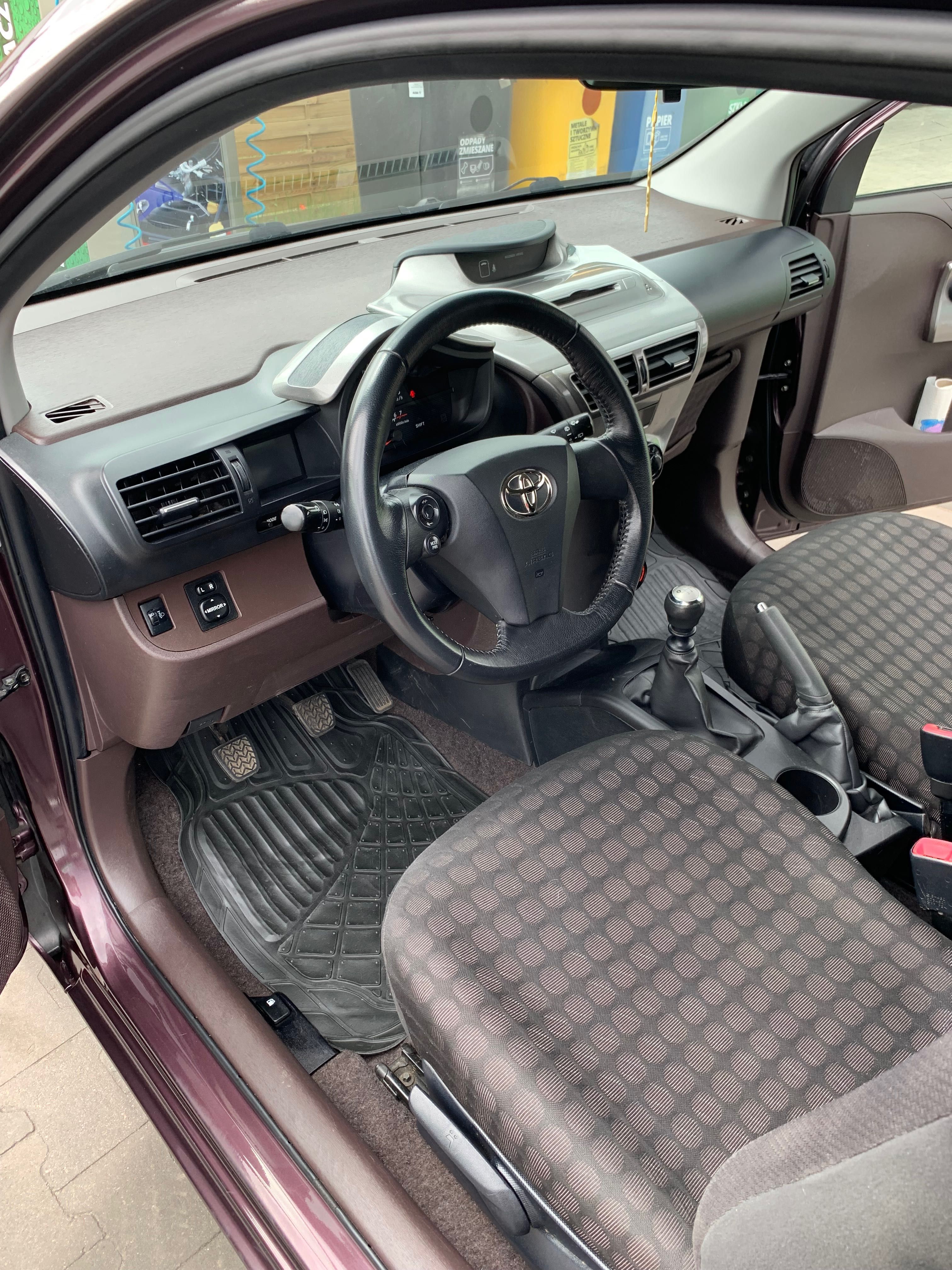 Toyota iq bezwypadek 1,0benz 79tys przeb śliczna
