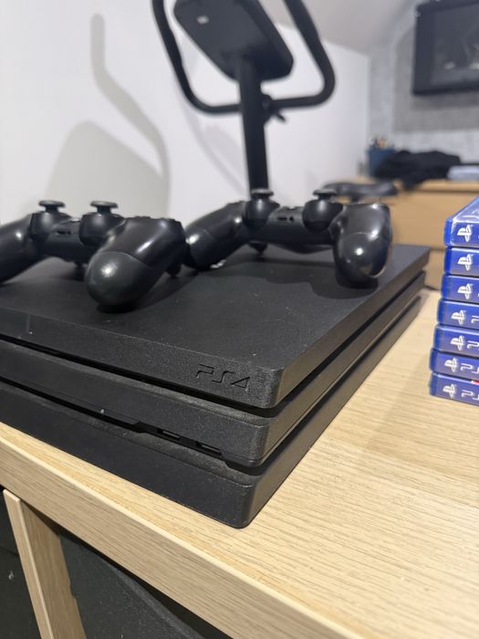 Konsola PS4 PRO 2 komplet - 2 Pady, 7 gier CD