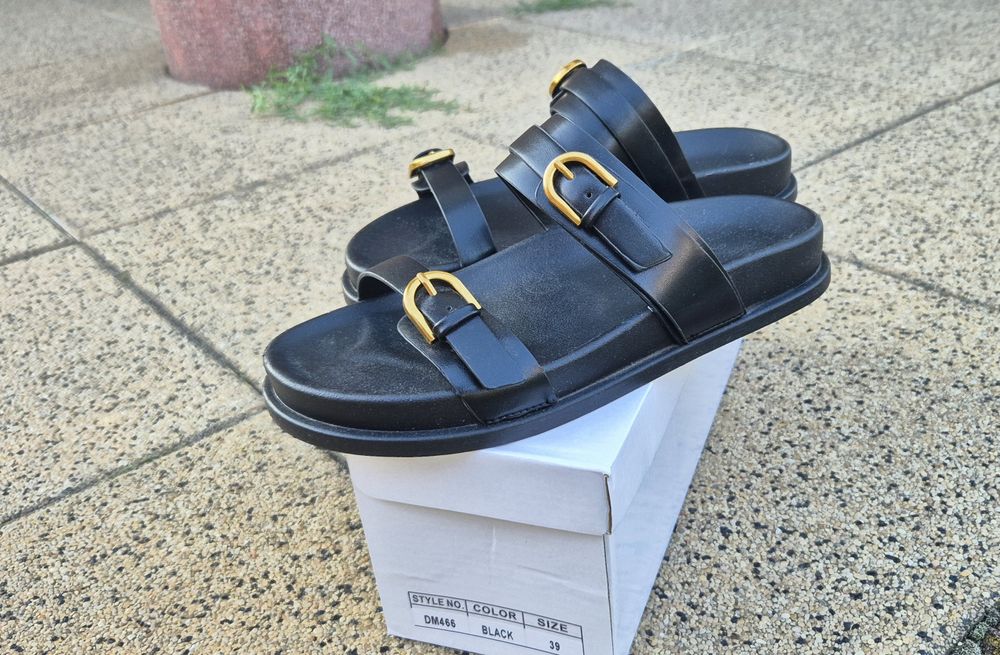 Czarne klapki Vices z dwoma paskami i klamrami Nilissea rozm 39, nowe