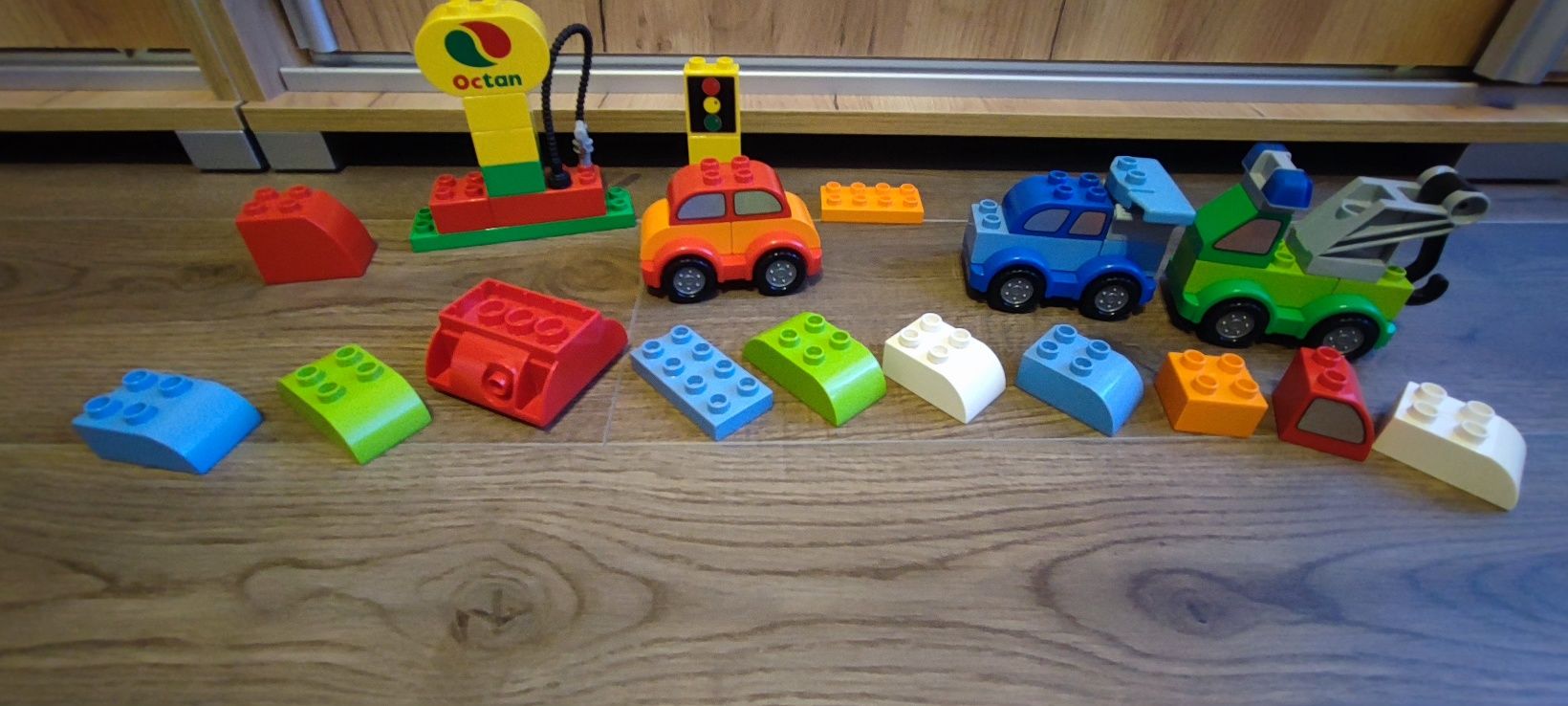 LEGO Duplo autka , samochód holowniczy stacja paliw klocki do budowani