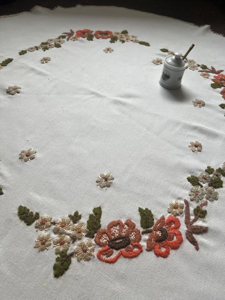 Obrus  okrągły recznie haftowany wzory kwiatowe do kolekcji