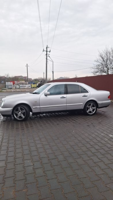 Продам Легендарный Мерседес 210